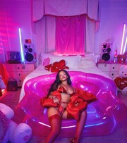 Θέλεις να δεις την Rihanna με κόκκινα εσώρουχα;