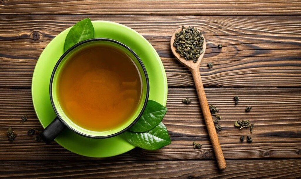 Πιες πράσινο τσάι! Το πράσινο τσάι περιέχει καφεΐνη που διεγείρει το νευρικό σύστημα και ενισχύει παράλληλα το μεταβολικό ρυθμό σου. Περιέχει όμως και κατεχίνες, οι οποίες έχουν αντιοξειδωτικές ιδιότητες και προφυλάσσουν τον οργανισμό από τη γήρανση, αυξάνουν δε ακόμη περισσότερο την ικανότητα του μεταβολισμού!
