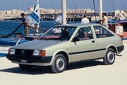 Alfa Romeo Arna. Ίσως η πιο κακιά στιγμή της Alfa Romeo, που και η ίδια θα ήθελε να διαγράψει από την πλούσια ιστορία της, ήταν το μοντέλο Arna. Ένα χάτσμπακ βασισμένο στο Nissan Cherry της εποχής με τα λογότυπα της ιταλικής μάρκας. Αδιάφορη σχεδίαση, μέτρια οδική συμπεριφορά και παλιοί κινητήρες από την Alfa Romeo.

