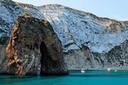 Ponza, Italy. .Διάφανα γαλάζια νερά, πανύψηλοι βράχοι και λευκές αμμώδεις παραλίες. Στο μέσο της διαδρομής από τη Ρώμη στη Νάπολη, η Ponza θυμίζει το Saint Tropez της δεκαετίας του 1960. Η αρχιτεκτονική του νησιού κινείται στους γνωστούς ιταλικούς ρυθμούς, με τις προσόψεις των κτιρίων να είναι πολύχρωμες, και όλους τους δρόμους να οδηγούν στο μικρό αλιευτικό λιμάνι. 