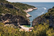 Vis, Croatia. Ανάμεσα στα πιο όμορφα νησιά της Κροατίας, το Vis σας υπόσχεται μία αξέχαστη διαμονή. Αποτελούσε κρησφύγετο για στρατιώτες κατά τη διάρκεια του Β’ Παγκοσμίου Πολέμου, με την παραλία Stiniva να θεωρείται πλέον ορόσημο του προορισμού και ένα από τα πιο όμορφα μέρη της χώρας. Το φυσικό περιβάλλον, με τον κλειστό όρμο και τη δύσκολη πρόσβαση απ’ τη στεριά, εξασφαλίζουν μία ηρεμία στο μέρος, ακόμη και κατά την αιχμή της καλοκαιρινής περιόδου.

