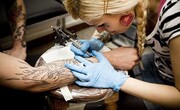 Περιποίηση. Τα τατουάζ δεν τα κάνεις απλά μια φορά και τελείωσε εκεί η υπόθεση. Θέλουν αρκετή φροντίδα αφού τα ‘χτυπήσεις’ και μια στοιχειώδη περιποίηση γενικότερα. Για παράδειγμα αφού κάνεις τατουάζ μετά πρέπει να αποφύγεις την έκθεση του στον ήλιο και να βάζεις ειδικές κρέμες που θα σταθεροποιήσουν το μελάνι και τα χρώματα. Επίσης το σημείο εκείνο μπορεί να σου προκαλεί φαγούρα αλλά εσύ δε πρέπει να το ακουμπάς. 