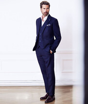 Ρίγα πάνω – κάτω. Κλασικό και αρρενωπό, το pinstripe suit είναι ένα κομμάτι που αντέχει στο χρόνο. Αν θέλεις λοιπόν να το επικαιροποιήσεις, ο πιο μοντέρνος τρόπος να το φορέσεις είναι να επιλέξεις ένα σε navy blue απόχρωση και να το φορέσεις με το αντίστοιχο γιλέκο του, λευκό πουκάμισο, ποσέτ αντί για γραβάτα και ένα ζευγάρι καφέ δερμάτινα penny loafers.


