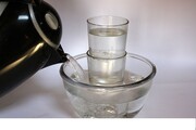 Για αυτό απλά βάλτε πάγο στο εσωτερικό ποτήρι από γυαλί και στο εξωτερικό ζεστό νερό. Το ζεστό ποτήρι θα επεκταθεί και το κρύο γυαλί θα συρρικνωθεί. Έτσι τα ποτήρια θα ξεκολλήσουν.

