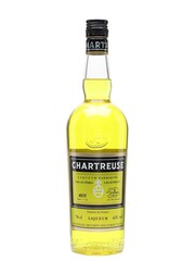 Για τους πιο κυριλάτους:Anything involving Chartreuse? Chartreuse Swizzle all day...https://imbibemagazine.com/chartreuse-swizzle-recipe/