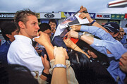 Μετά από μια καλή πρώτη σεζόν στην F1, o Button μετακόμισε στην Benetton και αποτρελάθηκε με την επιτυχία του. Το έριξε στην καλοπέραση ξοδεύοντας πολλά από τα χρήματά του. Στο τέλος της σεζόν μάζεψε μόλις 2 βαθμούς και ο Flavio Briatore τον έστειλε σπίτι του, «κολλώντας» του το προσωνύμιο «τεμπέλικος playboy». |  Ηθικό δίδαγμα: Τα αφεντικά σε κρίνουν για το σήμερα, όχι για αυτά που πέτυχες χτες. Μην επαναπαύεσαι ποτέ στις δάφνες σου.
