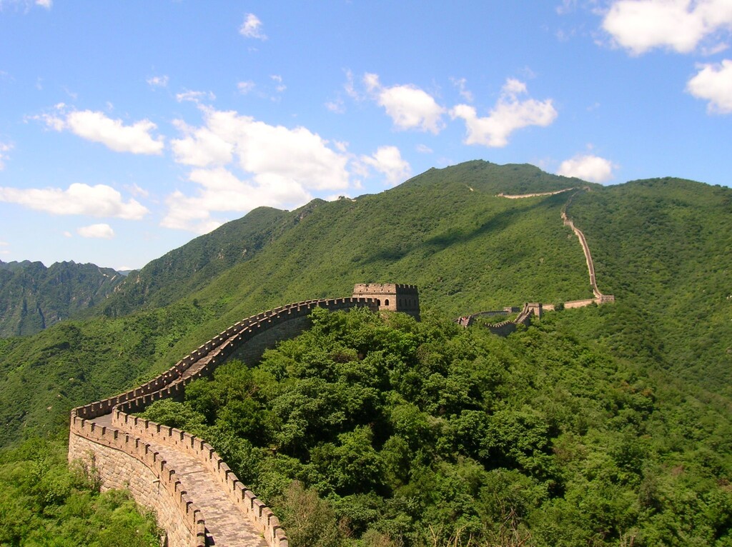 Σινικό Τοιχος - Τα χιλιάδων χιλιομέτρων τείχη που βρίσκονται στη βόρεια Κίνα κατασκευάστηκαν για να προστατέψουν την χώρα από τους εισβολείς και να ελέγχουν το εμπόριο κατά μήκος του δρόμου του μεταξιού. Το Σινικό Τείχος είναι από τα διασημότερα αξιοθέατα της Κίνας και μέσα από την virtual επίσκεψή σου μπορείς να περιπλανηθείς σε διάφορα τμήματα του τείχους. https://www.youvisit.com/tour/doilan
