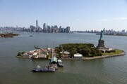 Άγαλμα της Ελευθερίας και Ellis Island - Αν δεν έχεις επισκεφθεί ακόμα τη Νέα Υόρκη, τότε σίγουρα μία επίσκεψη στο Άγαλμα της Ελευθερίας στο Liberty Island και στο Μουσείο Μετανάστευσης στο Ellis Island είναι must. Μέσα από την virtual tour μπορείς να μάθεις την ιστορία τυχόν συγγενών σου που πέρασαν από το νησί όταν πήγαν στην Αμερική ως μετανάστες και να ανέβεις στην κορυφή του Αγάλματος της Ελευθερίας. http://teacher.scholastic.com/activities/immigration/tour/   ΚΑΙ   https://www.nps.gov/stli/learn/photosmultimedia/virtualtour.htm
