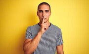 Μην ακουμπάς το πρόσωπό σου. Το σπίτι σου μπορεί να είναι καθαρό, όμως το πρόσωπό σου μπορεί να μην είναι. Μην ακουμπάς τα μάτια σου ή τη μύτη σου μετά από: τη χρησιμοποίηση της τουαλέτας, μετά την ετοιμασία του φαγητού, μετά από τη βόλτα με το κατοικίδιό σου και φυσικά, μετά τη συνομιλία με κάποιο άτομο.