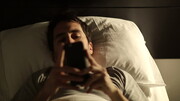 Κρεβατοκάμαρα: Η χρήση του κινητού πριν κοιμηθούμε δεν μας αφήνει να ξεκουραστούμε όπως πρέπει.