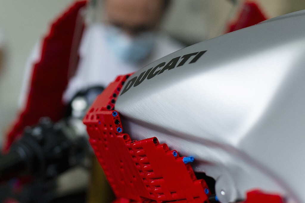 Αυτή η Ducati Panigale V4 είναι φτιαγμένη εξ ολοκλήρου από LEGO