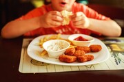 Τα παιδικά γεύματα έχουν περισσότερη ζάχαρη και λιπαρά.