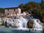 Αν θέλεις πισίνα με ζεστό νερό θα πρέπει να πας στην Τοσκάνη