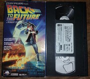 VHS: Ένα ταξίδι στο λυκόφως ενός πορωμένου συλλέκτη