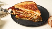Bacon Cheese Sandwich: Για να κερδίσεις χρόνο, μπορείς να έχεις το μπέικον έτοιμο από το προηγούμενο βράδυ. Συνήθως σερβίρεται με τέσσερις βουτυρωμένες φέτες ψωμί, στο οποίο μπορείς να προσθέσεις και ομελέτα. Αν πια βιάζεσαι τόσο πολύ, προτίμησε μουστάρδα και τριμμένο μαύρο πιπέρι.