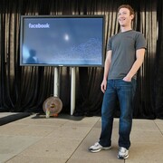 Mark Zuckerberg (CEO του Facebook): Να έχεις προκαλέσει ολόκληρη επανάσταση στα social media, ενώ μια ταινία που αφορά το δημιούργημά σου είχε τεράστια επιτυχία δεν σημαίνει αυτόματα ότι πρέπει να είσαι συνέχεια στην πένα. Τάδε έφη Mark Zuckerberg, ο οποίος έχει ένα μόνιμο, απλό στυλ και δεν το αλλάζει. Η απόλυτη τριάδα του είναι οι σκουρόχρωμες απλές μπλούζες, τα μαύρα ή τζιν παντελόνια και τα αθλητικά παπούτσια.