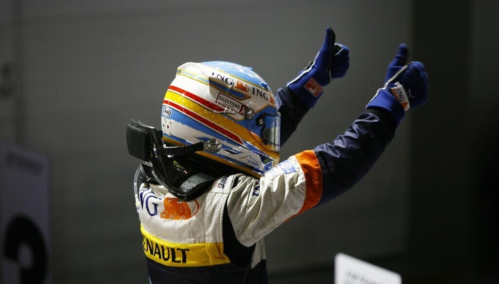 Ο Fernando Alonso νικώντας στη Σιγκαπούρη το 2008