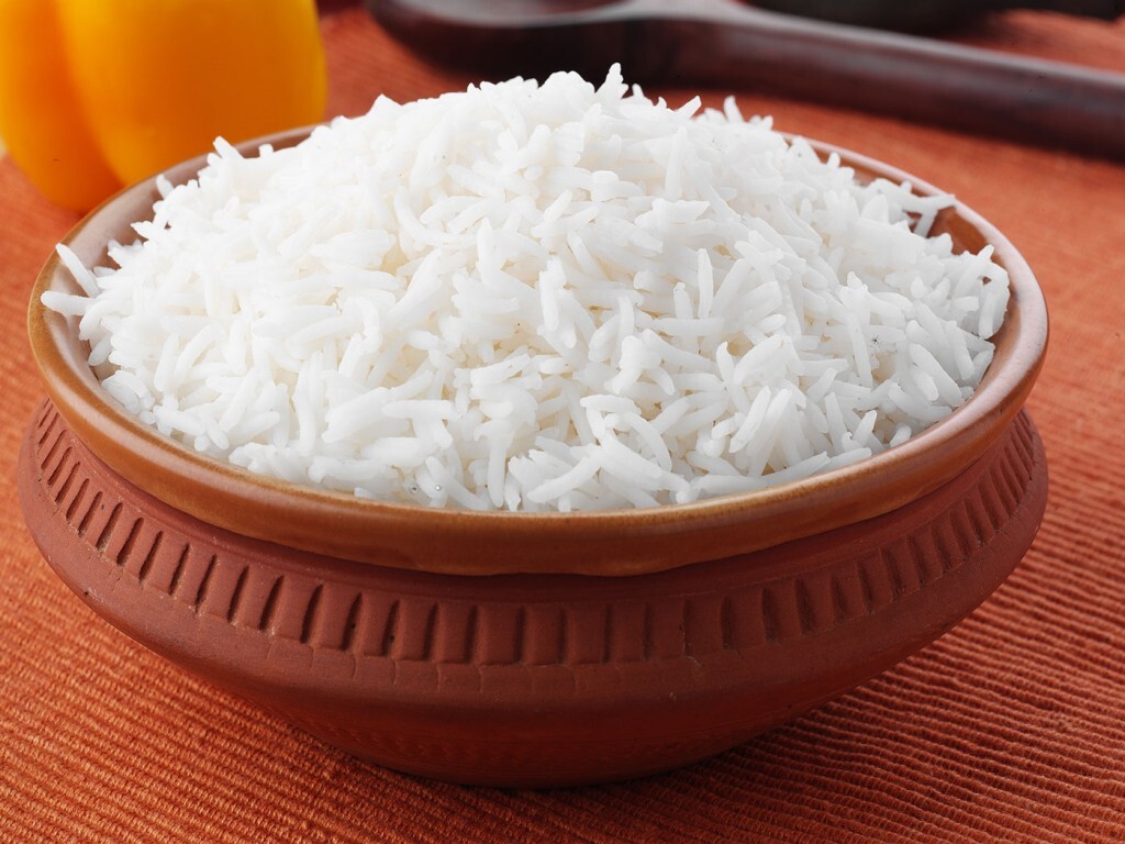 Το ωμό ρύζι μπορεί να περιέχει σπόρια από το Bacillus cereus, ένα βακτήριο που μπορεί να προκαλέσει τροφική δηλητηρίαση. Ακόμα, όμως, και όταν το ρύζι μαγειρευτεί, αυτά τα σπόρια μπορούν να επιβιώσουν.