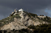 Ο Λυκαβηττός είναι το δεύτερο ψηλότερο σημείο στο κέντρο της Αθήνας, μετά τα Τουρκοβούνια, και συναντάται σε ύψος 277 μέτρων πάνω από την επιφάνεια της θάλασσας και 227 πάνω από την πόλη.