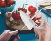 Να καθαρίζεις σωστά τα μαχαίρια σου. Η διαδικασία καθαρισμού των μαχαιριών της κουζίνας συχνά προκαλεί ζημιά στην κόψη τους. Ο μεγαλύτερος ένοχος είναι το πλυντήριο πιάτων. Στο πλυντήριο πιάτων, οι κόψεις των μαχαιριών έχουν μεγαλύτερες πιθανότητες να τριφτούν πάνω στα άλλα μαχαιροπίρουνα ή πιάτα.