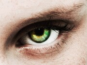 “Οι τοξίνες που λερώνουν το γαλάζιο του ματιού και το κάνουν πράσινο μπορεί να είναι επίκτητες ή κληρονομικές”, τονίζει η κ. Κοιλιάρη. “Πολλές φορές έχουμε στα μάτια μας χρώματα από φάρμακα που πήραν οι γονείς μας ή οι παππούδες μας για σοβαρές αρρώστιες του παρελθόντος, όπως η σύφιλη ή η φυματίωση.