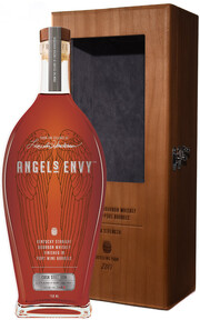 Angel's Envy

Straight bourbon τύπου Kentucky, που έχει παλαιωθεί σε βαρέλια πόρτο.