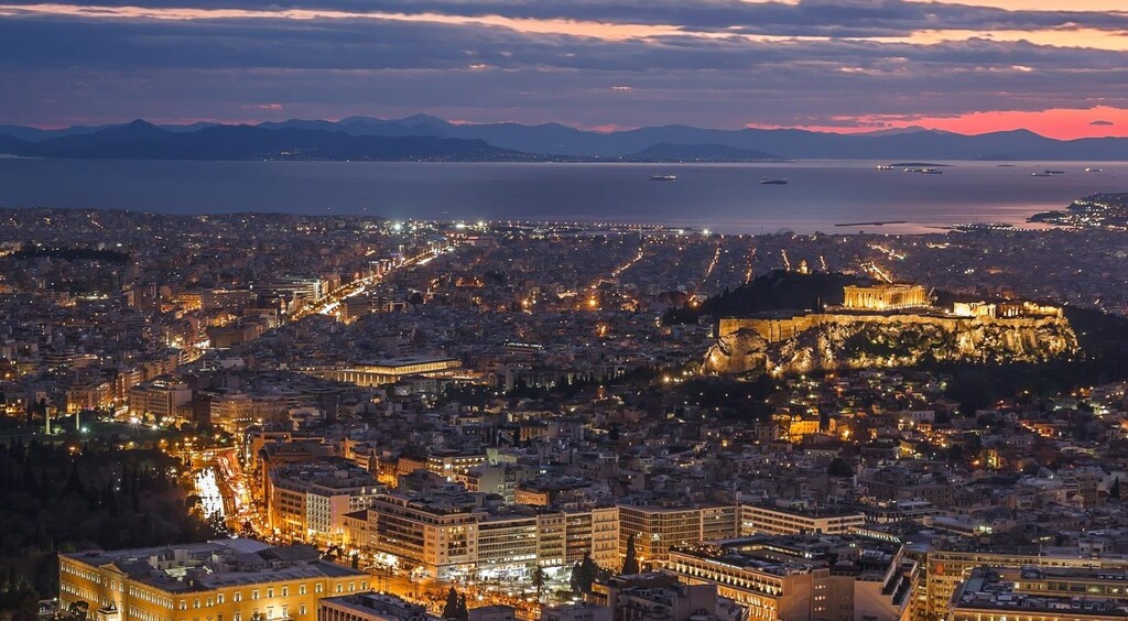 Σύμφωνα με στοιχεία της Eurostat (2018), η δεύτερη υψηλότερη πυκνότητα στην ΕΕ καταγράφηκε στην κεντρική Αθήνα, με 10.436 άτομα ανά km2.
