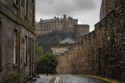 Edinburgh Castle:

Το ιστορικό κάστρο της πρωτεύουσας της Σκωτίας, είναι από τα πιο καλοδιατηρημένα, με απύθμενη ιστορία στους τοίχους του και με απαράμιλλη ομορφιά. Δεν είναι τυχαίο που συγκεντρώνει κάθε χρόνο εκατομμύρια επισκέπτες από όλο τον κόσμο.