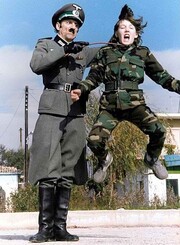 Όταν στην Αμερική οι σειρές ταινιών με κεντρικό θέμα τους Νίντζα έσπαγαν ταμεία, ο Κρις Σφέτας στο ρόλο του ανιψιού του Σωτήρη Τζεβελέκου έγραψε τη δική του ιστορία σε ρηξικέλευθα για τα ελληνικά δεδομένα φιλμ.
