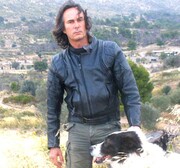 Στην ουσία, ο Δημήτρης Παναγόπουλος είναι ένας κλασικός ρόκερ έχοντας σταδιοδρομήσει παράλληλα ως λέκτορας – ερευνητής Βιοφυσικής στο Πανεπιστήμιο Αθηνών. Πώς καταφέρνει να συνδυάζει δύο (φαινομενικά) ανόμοια πράγματα;