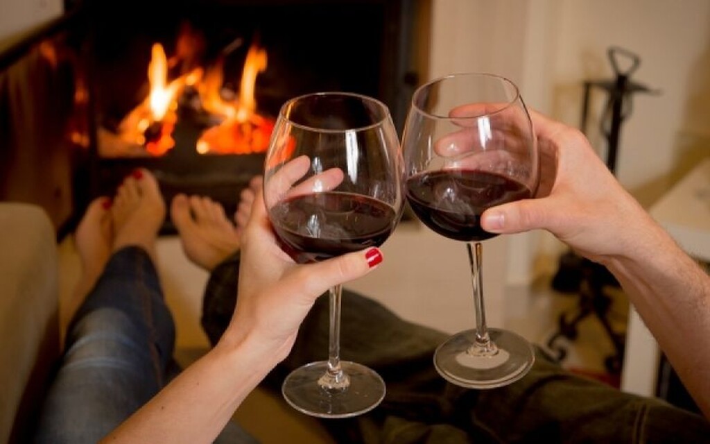 Από τα αλκοολούχα ποτά, το κόκκινο κρασί έχει μια επιπρόσθετη ευεργετική δράση, εκτός της επίδρασης της αλκοόλης: περιέχει αντιοξειδωτικές ουσίες οι οποίες συμβάλλουν στην διατήρηση της ελαστικότητας του ενδοθηλίου, του εσωτερικού τοιχώματος των αγγείων.