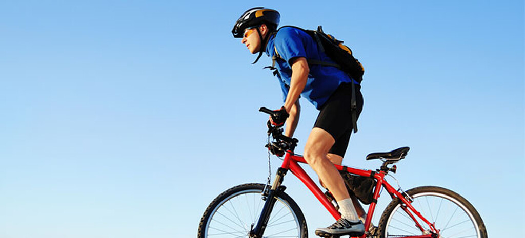 Ποδηλασία – 400 θερμίδες την ώρα..
Η ποδηλασία είναι ένας καλός τρόπος για να ξεκινήσουμε τη γυμναστική, ειδικά αν κάναμε παλιότερα και τα είχαμε παρατήσει για λίγο καιρό, καθώς μπορεί να μας γυμνάσει χωρίς να ασκεί έντονη πίεση στις αρθρώσεις, προστατεύοντας ταυτόχρονα την καλή υγεία της καρδιάς.