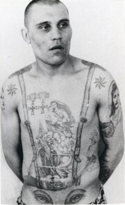 Τα στρατιωτικά μετάλλια που παραπέμπουν στην τσαρική εποχή είναι δήλωση απέχθειας προς το σοβιετικό σύστημα και τα μάτια χαμηλά στο στομάχι ότι ο κρατούμενος είναι ομοφυλόφιλος.
