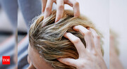 – Τα βρόμικα και άπλυτα μαλλιά είναι ένας από τους πιο συνηθισμένους λόγους για τους οποίους πονάει τα μαλλιά σας. Αυτό συμβαίνει επειδή η συσσώρευση φυσικών ελαίων και σμήγματος στο τριχωτό της κεφαλής οδηγεί σε φαγούρα και φλεγμονή του θυλακίου των μαλλιών. Αυτή η φλεγμονή προκαλεί τον ήπιο πόνο στα μαλλιά σας και ο καλύτερος τρόπος να το αποφύγετε είναι να λούζεστε με ειδικά σαμπουάν για ευαίσθητα μαλλιά, που περιέχουν φλαβονοειδή και αμινοξέα.

