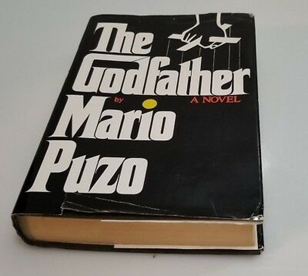 The Godfather – Mario Puzο

Μπορεί να φαίνεται μία στάνταρ επιλογή με βάση το αριστούργημα που έφερε κοντά μας ο Francis Ford Coppola, αλλά ουσιαστικά το μυθιστόρημα του Mario Puzo έχει αφήσει ένα πολύ μεγαλύτερο κληροδότημα. Εκτός του ότι μας έδωσε ένα καταπληκτικό στόρι, εισήγαγε για πρώτη φορά όρους όπως ‘‘Cosa Nostra’’, ‘‘omerta’’ και άλλες λέξεις που μέχρι τότε ήταν άγνωστες. Ουσιαστικά, έθεσε τις βάσεις για την λειτουργία των μεγάλων οικογενειών της μαφίας όπως ήταν δομημένες εκείνη την εποχή. 