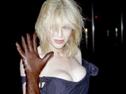 Η Courtney Love έχει παραδεχτεί ότι στο παρελθόν είχε εμφυτεύματα στήθους, αλλά το μετάνιωσε και τα αφαίρεσε. 