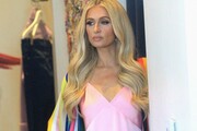 H Paris Hilton υποστηρίζει ότι δεν έχει κάνει καμία επέμβαση, ούτε στο στήθος, ούτε αλλού.