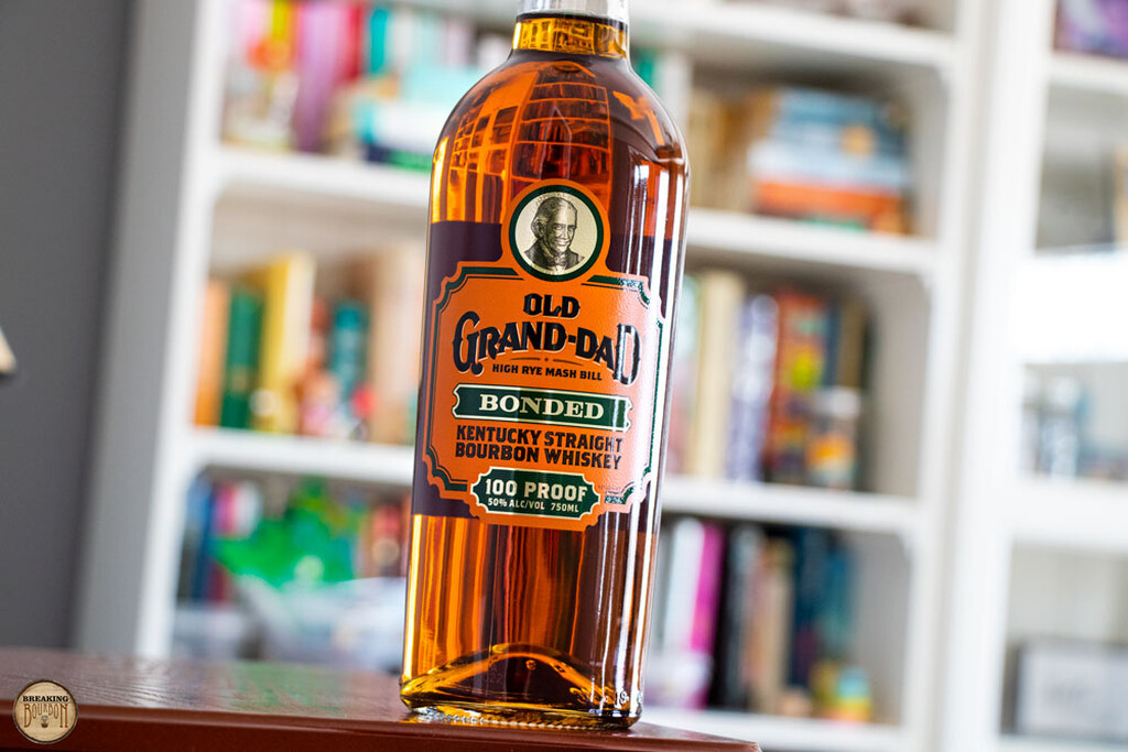Old Grand-Dad Bourbon
Ένα από τα πιο αγαπημένα bourbon του Bond, το απολαμβάνει στο Live and Let Die με τη συντροφιά της Solitaire, αλλά και στο Diamonds are Forever στο καζίνο του Tiara Hotel. Εκεί το παραγγέλνει μαζί με νερό, μία χρήσιμη προσθήκη για ένα bourbon με υψηλή περιεκτικότητα σε σίκαλη που το καθιστά ιδανική βάση για ένα καλό Old Fashioned.
