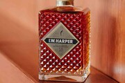 I. W. Harper Kentucky Straight Bourbon Whiskey
Παρά το ότι βρισκόταν At Her Majesty’s Secret Service θα πρόδιδε τόσο έυκολα την αγάπη του για το αμερικάνικο ουίσκι. Λίγο πριν συναντήσει τον Κορσικανό εγκληματία Draco θα φροντίσει να πάρει δυνάμεις με ένα πρωινό που εκτός από ένα I W Harper με πάγο, περιελάμβανε και δύο σάντουιτς με ζαμπόν και μια γενναία ποσότητα μουστάρδας, το πρωινό των πρωταθλητών.
