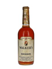 Walker's De Luxe Bourbon Whiskey
Λίγο πριν συναντήσει τη νέμεσή του, τον Francisco Scaramanca, στο Man With the Golden Gun θα χαλαρώσει για ακόμα μία φορά στην αγαπημένη του Jamaica. Μαζί με ένα ολόκληρο μπουκάλι Walker’s και eggs benedict. Ένα bourbon γεμάτο από αρώματα σκούρων φρούτων, καπνιστές νότες και ξύλο. Τόσο γεμάτο που ο Bond θα το απολάυσει σκετό και θα παραλείψει τη σόδα.
