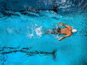 Κολύμβηση: Ένας από τους καλύτερους τρόπους για να χάσεις βάρος και φτιάξεις γράμμωση. Ίσως είναι δύσκολο για την ώρα με τους περιορισμούς στα κολυμβητήρια, αλλά αν έχεις τη δυνατότητα, αξιοποίησέ τη.
