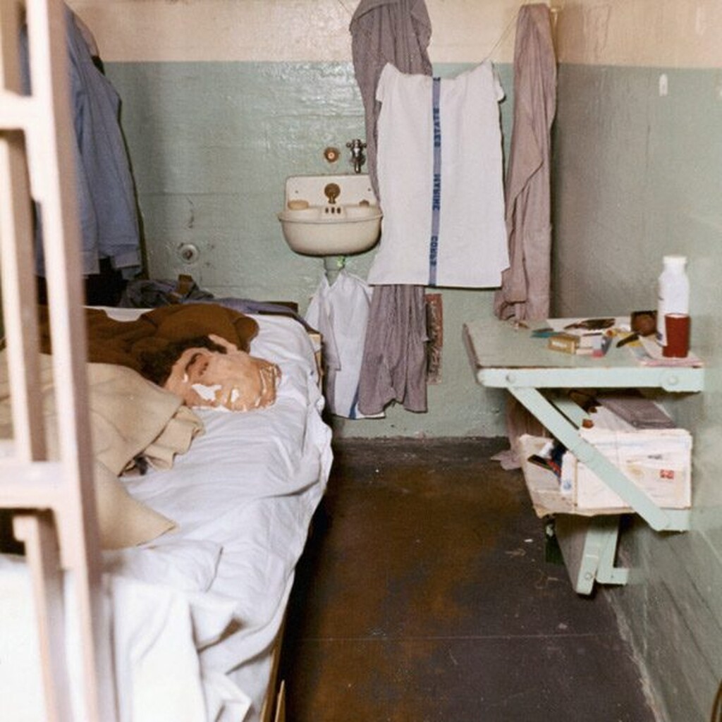 Κατά τη διάρκεια λειτουργίας του Αλκατράζ ως ομοσπονδιακής φυλακής, κέρδισε τη φήμη μιας εκ των σκληρότερων φυλακών της χώρας, και όχι μόνο, με πρώην τροφίμους να επιβεβαιώνουν τις βαναυσότητες που λάμβαναν χώρα εδώ. Κάποιοι τρελάθηκαν, αποδίδοντας τα αίτια στη φυλάκισή τους σε αυτή, ενώ φρουροί των φυλακών φημολογείτο ότι βασάνιζαν τους φυλακισμένους. Μάλιστα, μέχρι τη δεκαετία του 1950 οι κρατούμενοι δεν είχαν το δικαίωμα να μιλούν μεταξύ τους, οπότε ανέπτυξαν ένα σύστημα επικοινωνίας χρησιμοποιώντας βρύσες σε σωλήνες.

