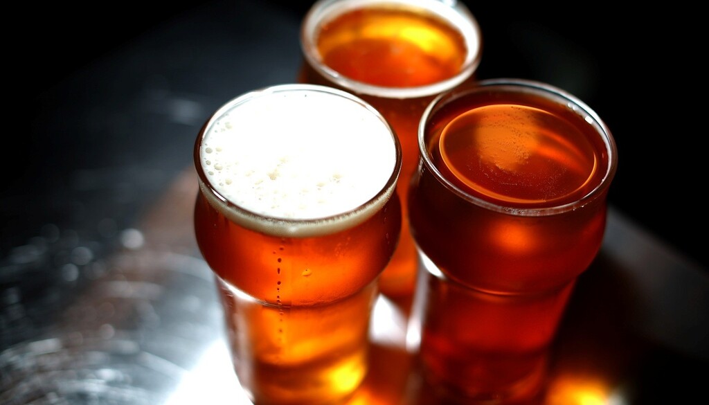 Ο λόγος που η μπίρα δεν παχαίνει είναι ότι περιέχει λιγότερες θερμίδες σε σχέση με άλλα δημοφιλή αλκοολούχα ποτά (οι θερμίδες ενός αλκοολούχου ποτού αυξάνονται όσο αυξάνεται η περιεκτικότητά του σε αλκοόλ). Έτσι, ένα ποτήρι ξανθιάς μπίρας περιέχει περίπου 110 θερμίδες, ενώ ένα ποτήρι μαύρης μπίρας περίπου 160. Η μπίρα light είναι ακόμα πιο ελαφριά (δίνει περίπου 80 θερμίδες ανά ποτήρι) και η μη αλκοολούχα περίπου 40 θερμίδες.

