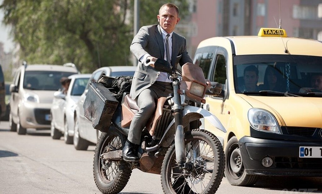 Montesa Cota 4R, μια trial μηχανή ιδανική για τα ακροβατικά που απαιτεί ένα Bond film, σίγουρα η πιο cool της λίστας και η δική μας αγαπημένη.