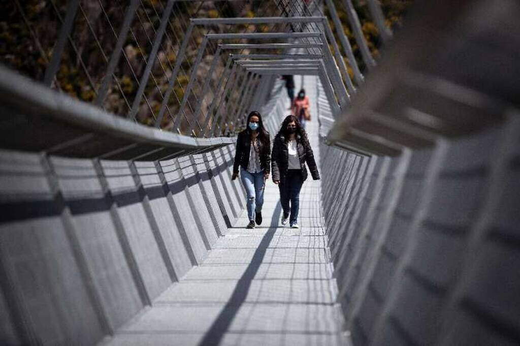 Η γέφυρα της Πορτογαλίας αποτελείται από ατσάλινα καλώδια και μεταλλικό πλέγμα, οπότε είναι λιγότερο τρομακτική από τις εντυπωσιακές γέφυρες με γυάλινη βάση της Κίνας. Μάλιστα η μεγαλύτερη γέφυρα με γυάλινη βάση στον κόσμο είναι 526 μέτρα και εκτείνεται κατά μήκος του ποταμού Lianjiang στην γραφική περιοχή Huangchuan Three Gorges στη νότια Κίνα.

