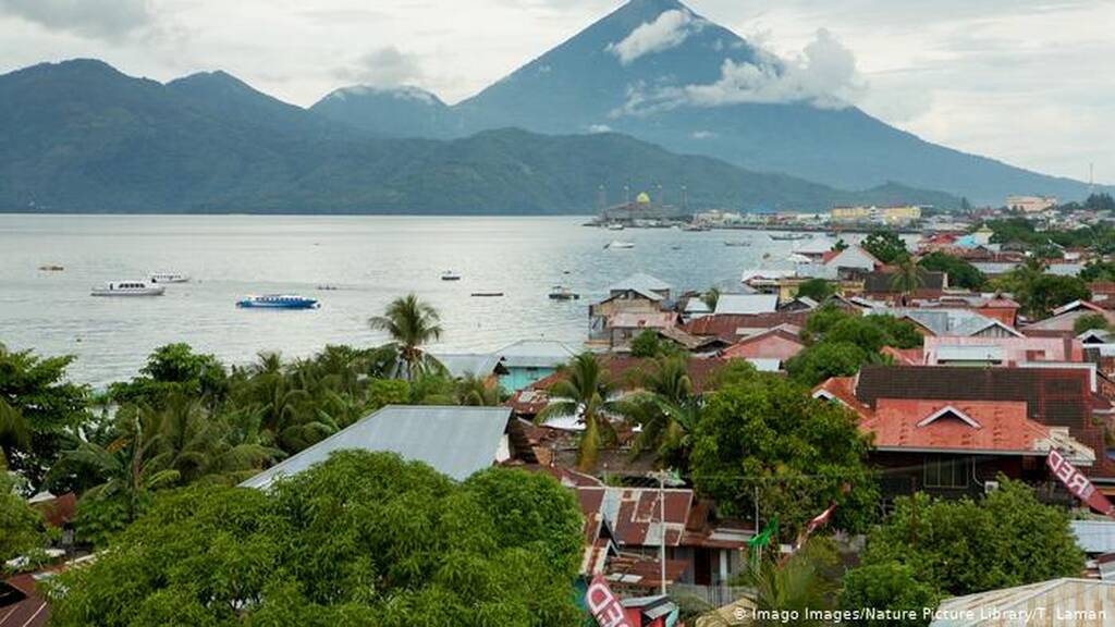 Παρόμοια με τις Φιλιππίνες, αλλά η Ινδονησία διαθέτει πολλά περισσότερα νησιά! 

Στην Ινδονησία έχετε την ευκαιρία να εξερευνήσετε παραπάνω από 17.000 νησιά! Οκ, σίγουρα δεν θα τα δείτε όλα όμως έχετε έναν καλό λόγο να ξανά έρθετε!

Αυτή η χώρα έχει λίγο απ’ότι θα ζητήσει ο ταξιδιώτης: Πολυτελή καταλύματα, τουριστικά θέρετρα, έναν καταπληκτικό προορισμό που πάει όλος ο ο πλανήτης (Το Μπαλί) και φυσικά αρκετή νυχτερινή ζωή!

Αν κινήστε μακριά από το κέντρο και τα τουριστικά σημεία, θα ανακαλύψετε μια πολύ φθηνή Ινδονησία!

Οι βίλες και τα ξενοδοχεία με την ιδιωτική πισίνα, κοστίζουν ελάχιστα μπροστά σε αυτά που θα σας προσφέρουν!