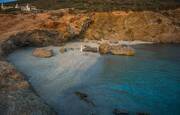 Εκεί θα βρεις ρηχά και ήρεμα νερά τα οποία έχουν γαλαζοπράσινο χρώμα και είναι πεντακάθαρα. Λευκά βότσαλα και λευκή άμμος συνθέτουν το σκηνικό μαζί με βράχους που στην πραγματικότητα λειτουργούν με τέτοιο τρόπο ώστε να προστατεύουν από τους αέρηδες.

