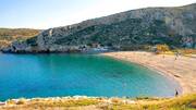 Η «Ερωτοσπηλιά» είναι μια μικρή, αμμουδερή παραλία και βρίσκεται στο Πόρτο Ράφτη. Θα πατέ εκεί για να βουτήξετε στα διάφανα νερά και τις εξωτικές σπηλιές.
Η Ερωτοσπηλιά είναι μία από τις ωραιότερες παραλίες της Αττικής, 36 χλμ περίπου από την Αθήνα και ειδικά τα Σαββατοκύριακα έχει πολύ κόσμο. Ωστόσο, εάν βρείτε χρόνο καθημερινή θα μπορέσετε να τη δείτε με περισσότερη άνεση και ευκολία. Είναι οργανωμένη και επειδή έχει πολλά δέντρα είναι σκιερή από το μεσημέρι και μετά.