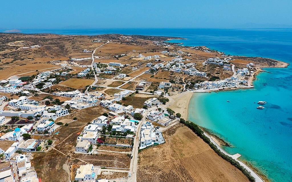 Σπέτσες...Οι Σπέτσες φημίζονται για την ιστορία τους αλλά και για την κουλτούρα τους. Είναι ένα νησί του Αργοσαρωνικού που απέχει από τον Πειραιά μόλις 2 ώρες, ενδείκνυται για διακοπές χωρίς αυτοκίνητο και «παντρεύει» το πεύκο με τη θάλασσα δημιουργώντας απίστευτες εικόνες φυσικής ομορφιάς.
Αν δεν έχεις αυτοκίνητο στις διακοπές ίσως πρέπει να πας σε αυτά τα νησιά