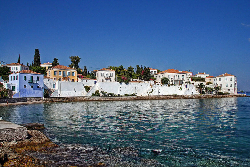 Ύδρα...Όταν σκέφτεσαι πως θες να πας διακοπές χωρίς αυτοκίνητο στο μυαλό σου σίγουρα θα έρθει η Ύδρα. Είναι από τα ελάχιστα νησιά όπου τα αυτοκίνητα απαγορεύονται.
Πρέπει οπωσδήποτε να επισκεφτείς τους ανεμόμυλους που βρίσκονται στο υψηλότερο σημείο του λόφου του Αγίου Αθανασίου και να απολαύσεις τη μοναδική θέα. Αν δεν έχεις αυτοκίνητο στις διακοπές ίσως πρέπει να πας σε αυτά τα νησιά